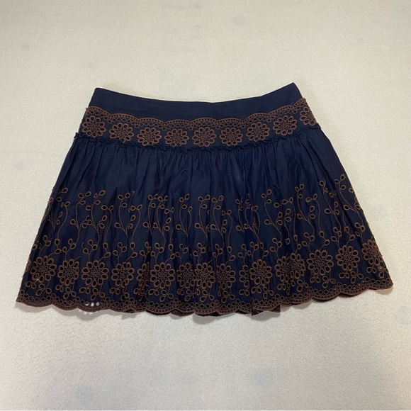 SEE BY CHLOE Floral Embroidered Pleated Navy Mini Skirt Size FR 38 / US 6 - Picture 2 of 11